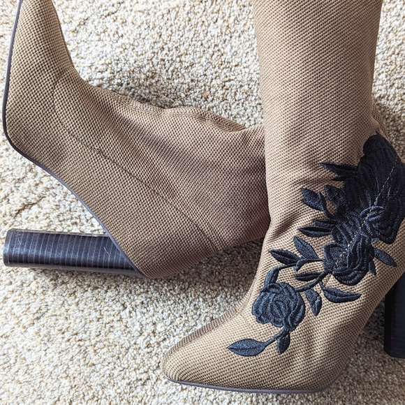 Sage green with black floral embroidery boots - Picture 5 of 6